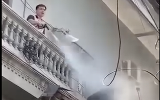 Công an xác minh vụ người đàn ông xịt nước vào thợ đang làm việc trên cao