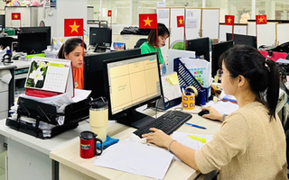 Cờ Tổ quốc tung bay trong khu công nghiệp, nhà xưởng