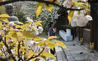 Giữa Kyoto, như nghe thời gian thở