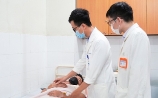 Người đàn ông nhập viện vì biến chứng quai bị sau một tuần tự theo dõi tại nhà