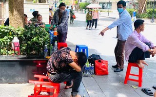 Từ chiếc ghế nhựa trong bệnh viện