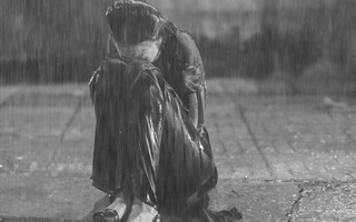 Lý do gì khiến "nhất phẩm làng mẫu" Thanh Hằng phải ngồi bệt vỉa hè, khóc nghẹn dưới mưa tầm tã
