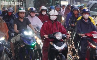 Chiếc áo mưa sau yên xe