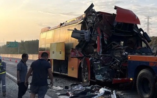 Một người nguy kịch sau vụ xe khách đâm xe container trên tuyến cao tốc Phan Thiết - Dầu Giây