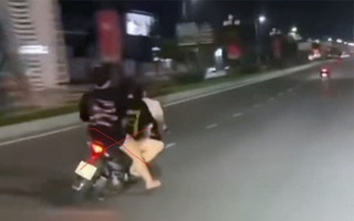3 thiếu nữ đi xe máy lạng lách, đánh võng trên đường
