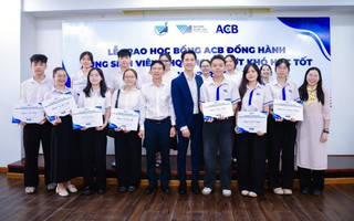 Chủ tịch ACB Trần Hùng Huy kỳ vọng sinh viên tiêu biểu sẽ trở thành lãnh đạo doanh nghiệp hàng đầu