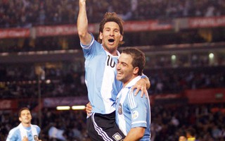 Vòng loại World Cup 2014: Messi đưa Argentina lên đầu bảng