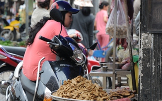 Chả cá, giò sống: Nhìn thấy là... muốn ói!