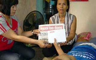 Trao tiền của bạn đọc đến gia đình anh Nguyễn Văn Chiến