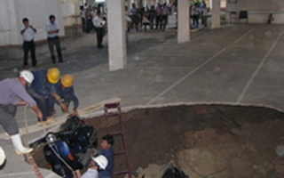 Sụp đất đã lan tới Sở Ngoại vụ