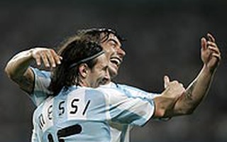Argentina, Brazil thắng nhọc nhằn