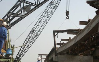 Tháo dỡ xong dầm cầu bị gãy