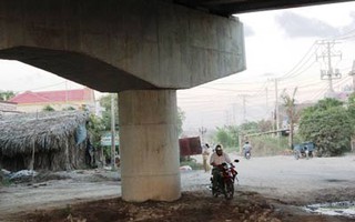 Trụ cầu nằm trong lộ giới!