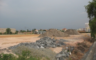 Bán cả đất nhà lao
