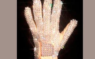 Găng tay của Michael Jackson bán được 420.000 USD