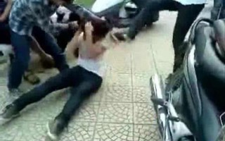 Đánh dã man nữ sinh giữa phố