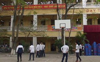 Đuổi học 'treo' nữ sinh quay clip đánh bạn