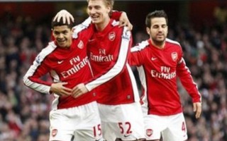 Arsenal lại gây sức ép cho MU và Chelsea