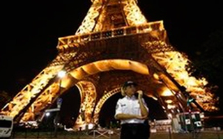 Paris hoảng loạn vì tháp Eiffel bị dọa đánh bom