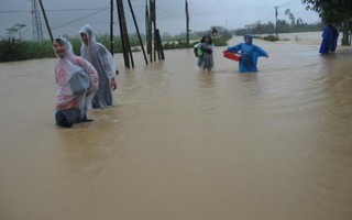 Miền Trung lại chìm trong lũ