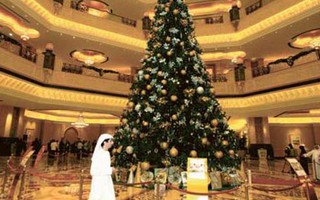 Cùng trang hoàng cây thông Noel