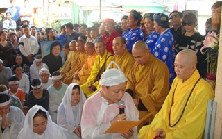 Hàng ngàn khán giả đưa tiễn NS Tấn Tài