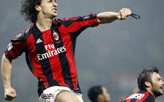 Trọng tài "giúp" AC Milan giữ vững ngôi đầu