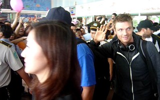 Backstreet Boys nghẹt thở trong vòng vây fan tại TPHCM