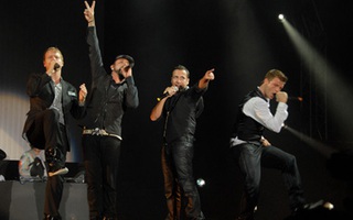Khán giả Hà Nội xem Backstreet Boys trong giá lạnh