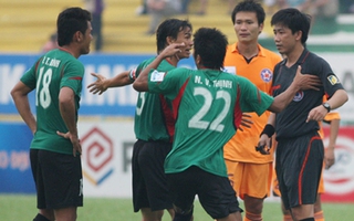 Trọng tài lại “bẻ còi”