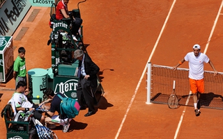 Djokovic được “đặc cách” vào bán kết Roland Garros