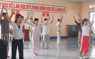 Tình người sau song sắt