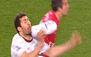 HLV Aston Villa tố van Persie chơi “bẩn”