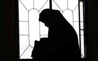 Bị hiếp tập thể, thiếu nữ tự thiêu