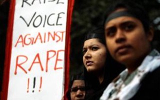 Ấn Độ: Táo tợn bắt phụ nữ lên xe hơi cưỡng bức