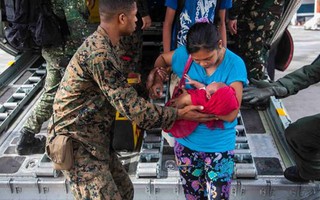 Vừa đến Philippines, tàu sân bay Mỹ nhanh chóng cứu hộ