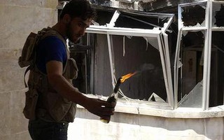 Quân nổi dậy Syria chĩa súng vào nhau