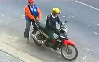 Người đàn ông 71 tuổi bị bắt vì cướp giật vé số