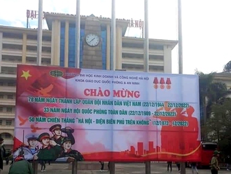 Đón năm mới, khung cảnh đường phố nhộn nhịp với cờ Trung Quốc trên pano rực rỡ sắc màu, tạo nên một không khí đầy phấn khởi, kích thích lòng yêu nước của người dân thành phố.