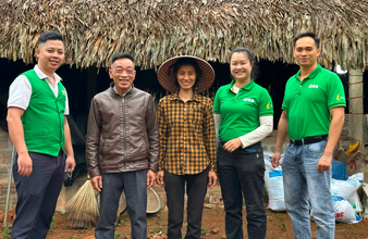 Nụ cười giản dị của người phụ nữ “gánh cả bầu trời”