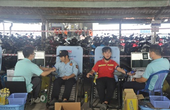 Người lao động Công ty TNHH Rochdale Spears hiến máu tình nguyện