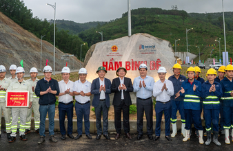 Phó Thủ tướng Hồ Quốc Dũng thăm, tặng quà người lao động dự án cao tốc Quảng Ngãi – Hoài Nhơn 