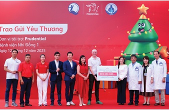 Prudential trao 2.600 phần quà Giáng sinh cho bệnh nhi tại TP HCM và Hà Nội