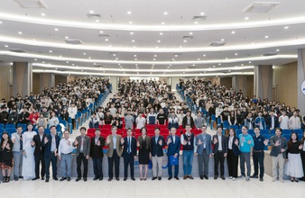 Khi khoa học chạm tới trái tim người trẻ: Dấu ấn VinFuture 2025 tại giảng đường Việt Nam