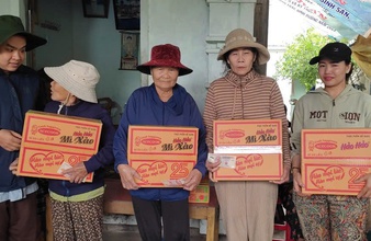 Acecook Việt Nam hỗ trợ 210.000 sản phẩm mì ăn liền cho người dân vùng lũ 