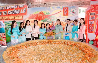 Nam Ngư chiêu đãi bà con bánh xèo khổng lồ tại Lễ hội bánh lớn nhất miền Tây 2025