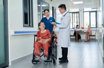 Chăm sóc người cao tuổi ngồi xe lăn tại Viện dưỡng lão Hạnh Phúc Viên