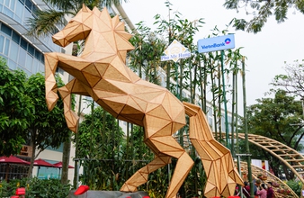 Linh vật Ngựa cao 4,5m thu hút du khách tại Đường hoa Phú Mỹ Hưng