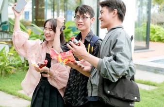 Nắng nóng kéo dài, nhiều người nán lại xé nhãn chai nước sau khi giải khát
