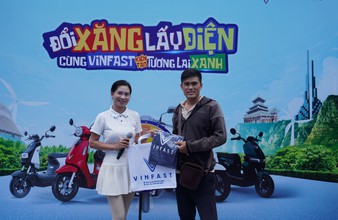 Đổi xăng lấy điện: Khách hàng Vĩnh Long “chốt” xe máy điện VinFast chỉ sau 10 phút lái thử